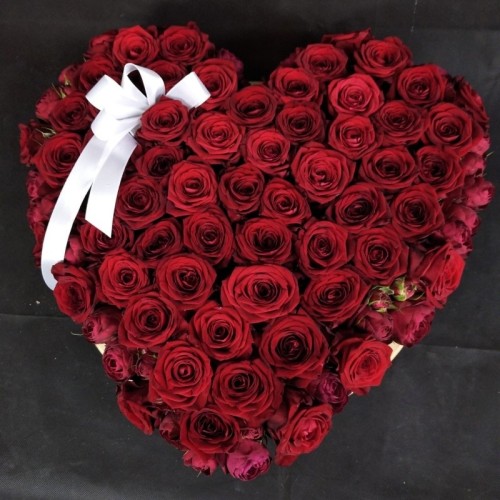 Heart of red roses